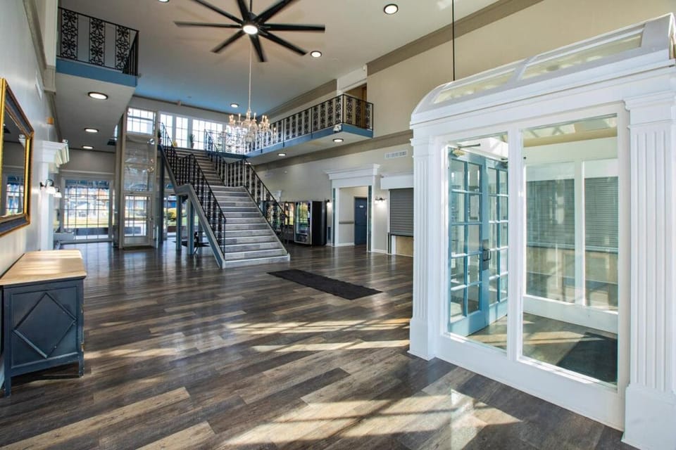 Relaxing Apartment MINS from Local parks and Hospitals, 2410 Apartment in Charlotte