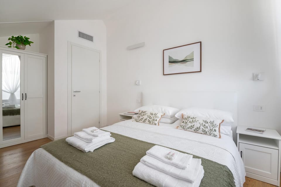 Bed, Bedroom, towels, wardrobe