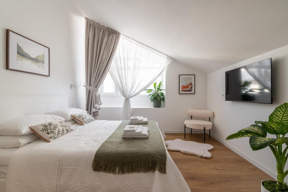 Bed, TV and multimedia, Photo of the whole room, Bedroom