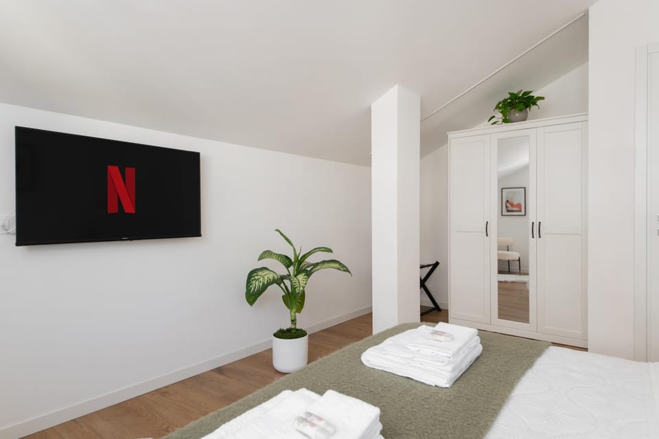 Bed, TV and multimedia, Photo of the whole room, Bedroom, towels