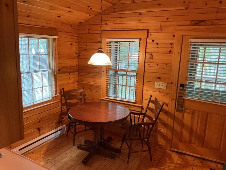 Rivers Edge Cabins - Deer Run Cabin in Cushing