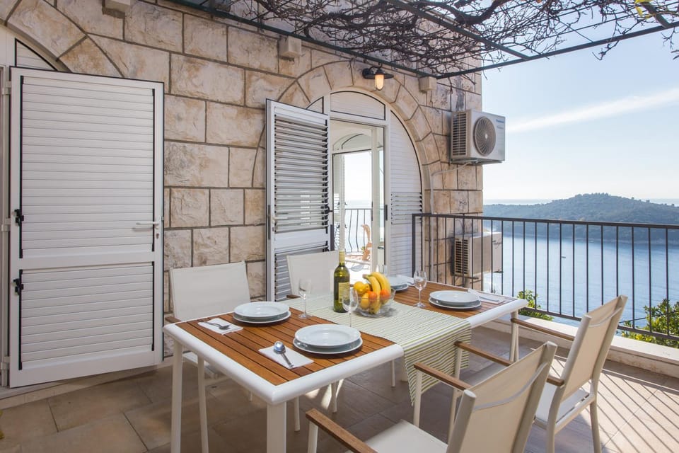Facade/entrance, Balcony/Terrace, Sea view