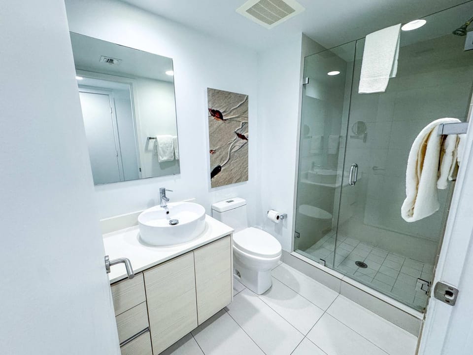 Beachwalk Studio Bay & Skyline Vistas Inn in Hallandale Beach