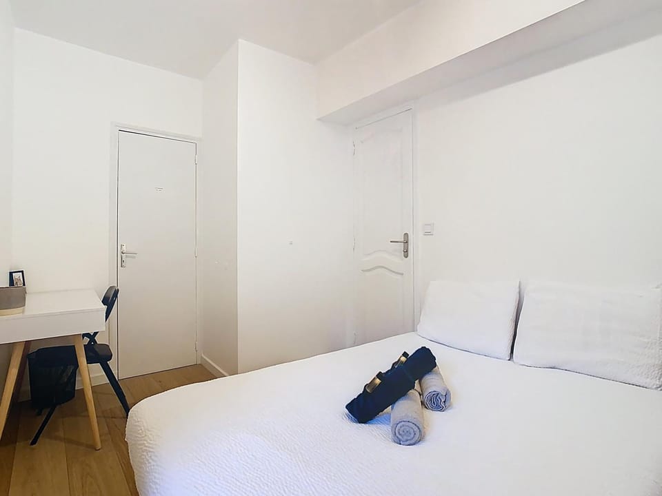 Bed, Photo of the whole room, Seating area, Bedroom