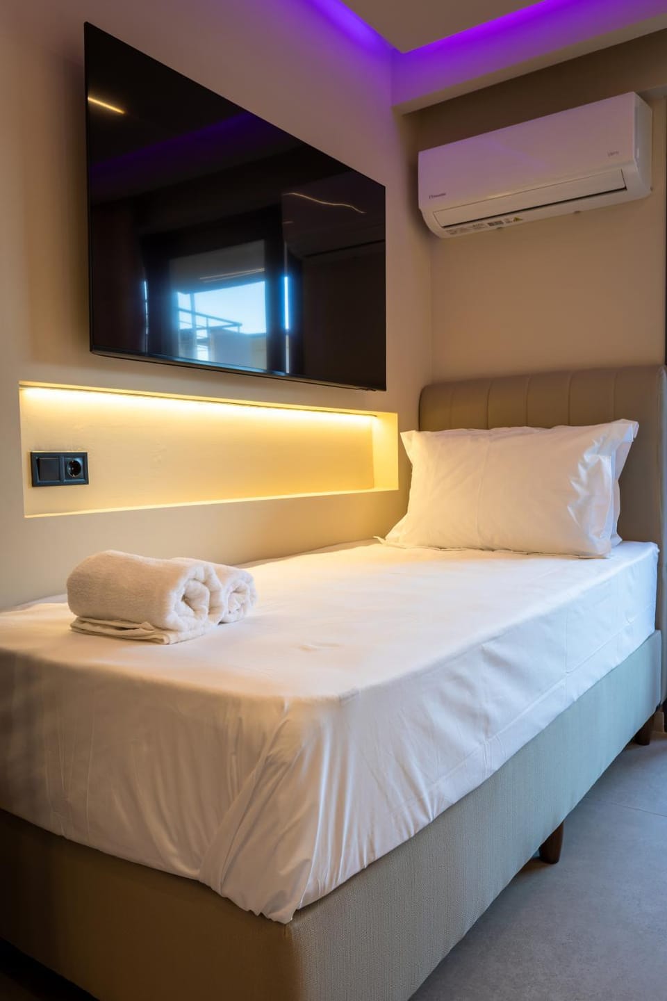 Bed, Photo of the whole room, Bedroom, towels, air conditioner