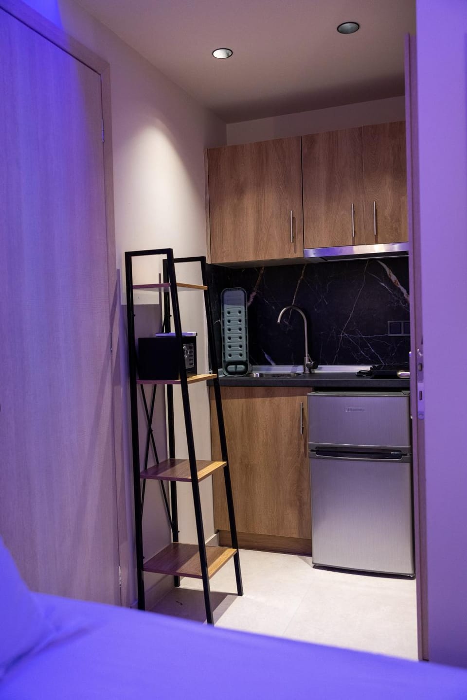Kitchen or kitchenette, minibar