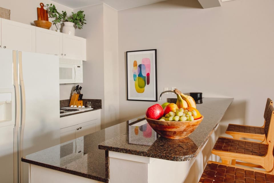 Charming Captain Suite 204 in Bay Harbor, perfect for couples with a cozy vibe. Apartment in Bay Harbor