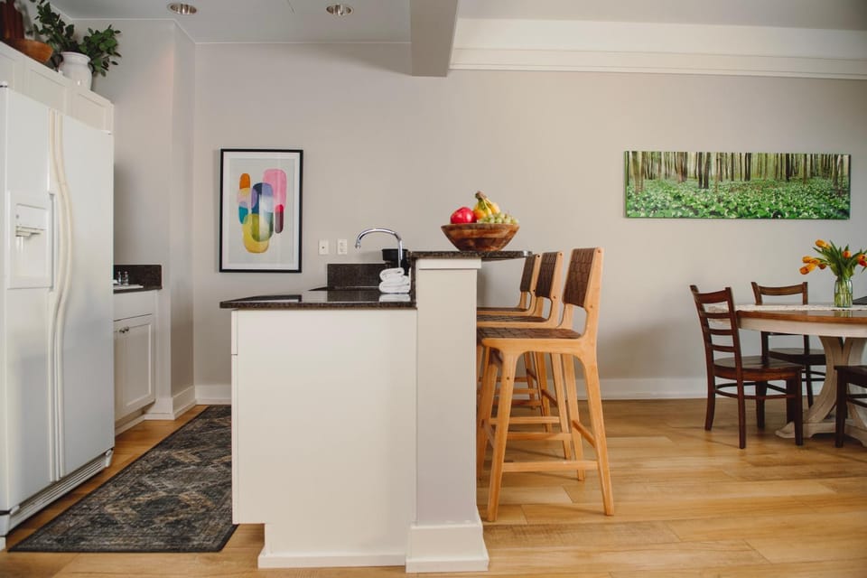 Charming Captain Suite 204 in Bay Harbor, perfect for couples with a cozy vibe. Apartment in Bay Harbor