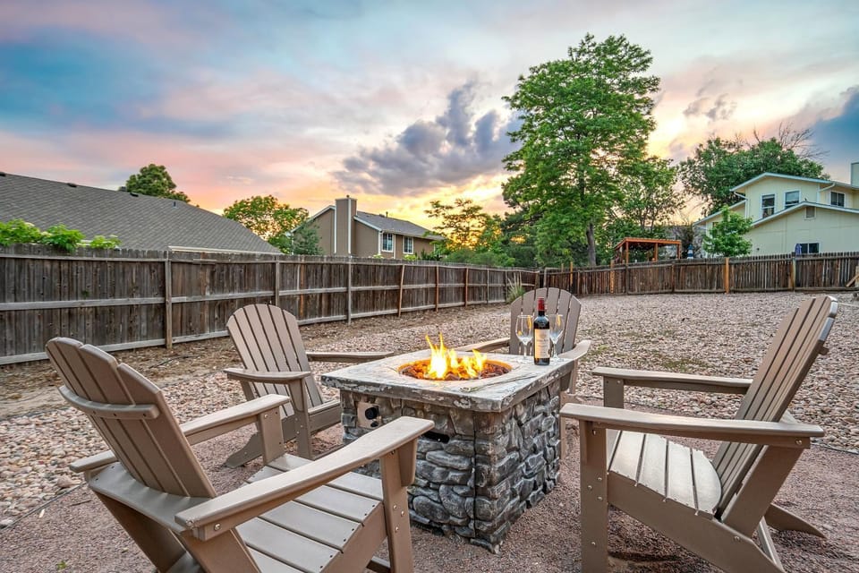 Briargate Basecamp - Hot Tub, Game Room, and Pet Friendly House in Black Forest
