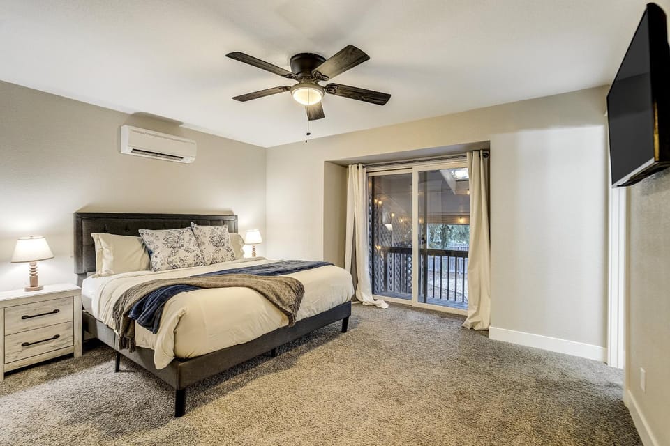 Briargate Basecamp - Hot Tub, Game Room, and Pet Friendly House in Black Forest