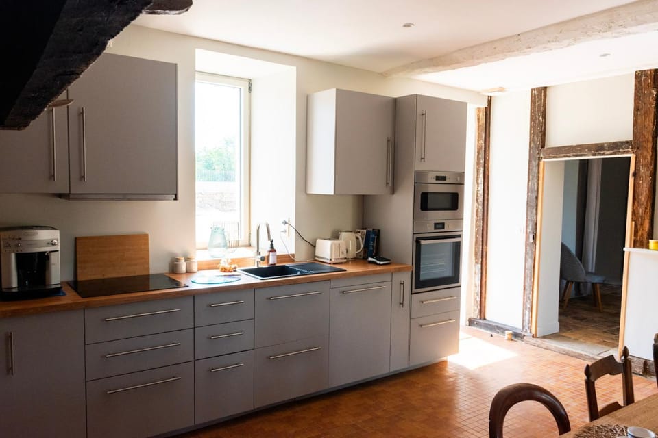 Coffee/tea facilities, Kitchen or kitchenette, Dining area, dishwasher, oven, stove, toaster