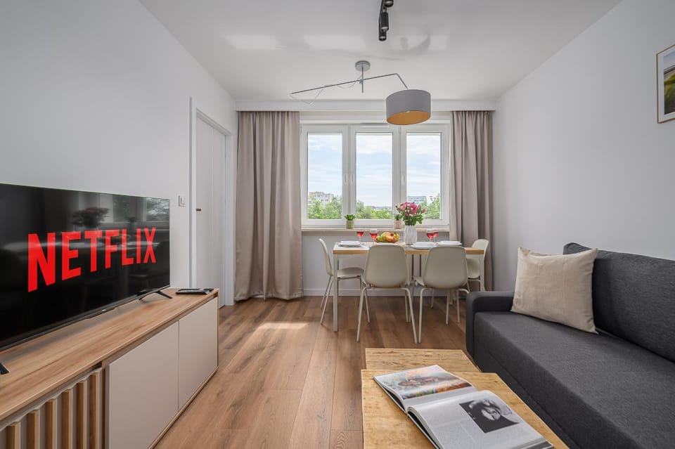 Communal lounge/ TV room, TV and multimedia, Living room, Seating area, Dining area, Evening entertainment