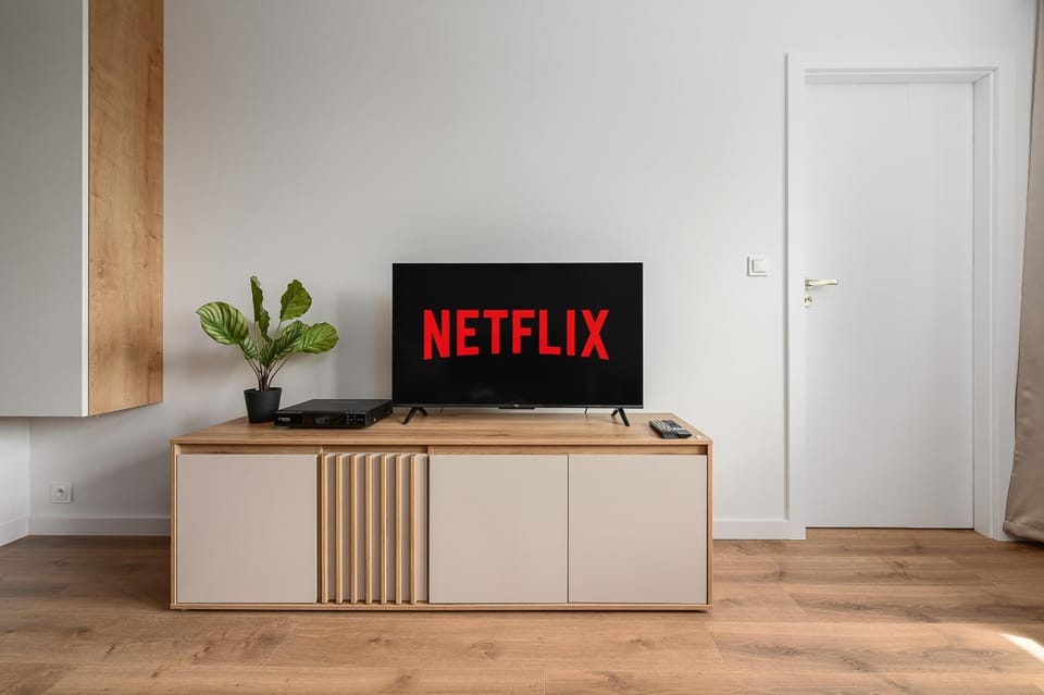 Communal lounge/ TV room, TV and multimedia, Evening entertainment, Text overlay