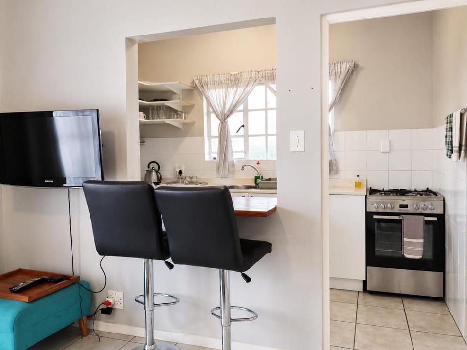 2# Tranquility Cottage, Power inverter, fast WiFi Linden Apartment in Johannesburg