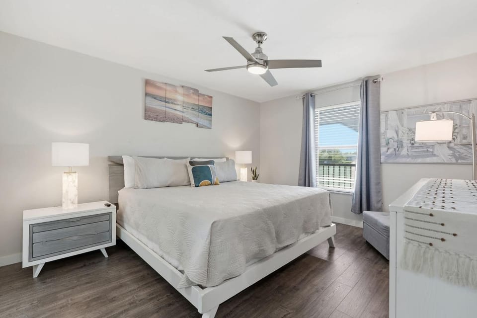 D-225 - End Unit - Serene Views -Updated House in Naples