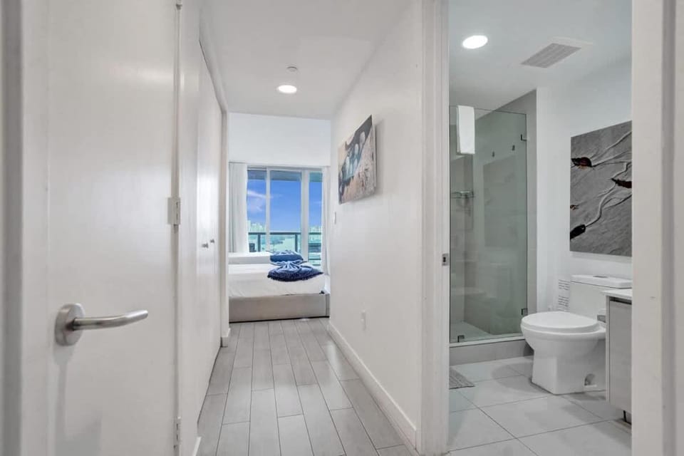 Waterfront Studio in Resort Beach Pool Gym 2405 Inn in Hallandale Beach