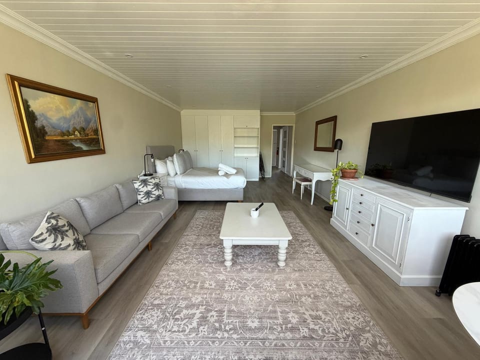 Bed, TV and multimedia, Living room, Photo of the whole room, Seating area, Evening entertainment, Bedroom