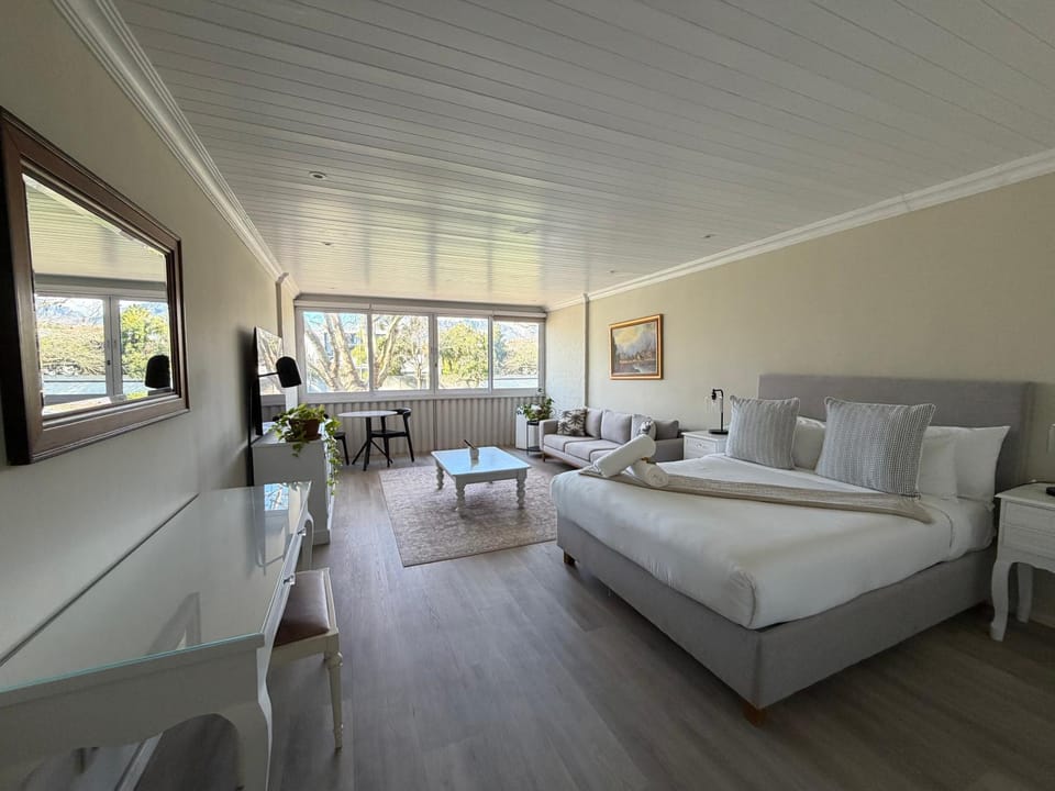 Bed, Living room, Photo of the whole room, Seating area, Dining area, Bedroom