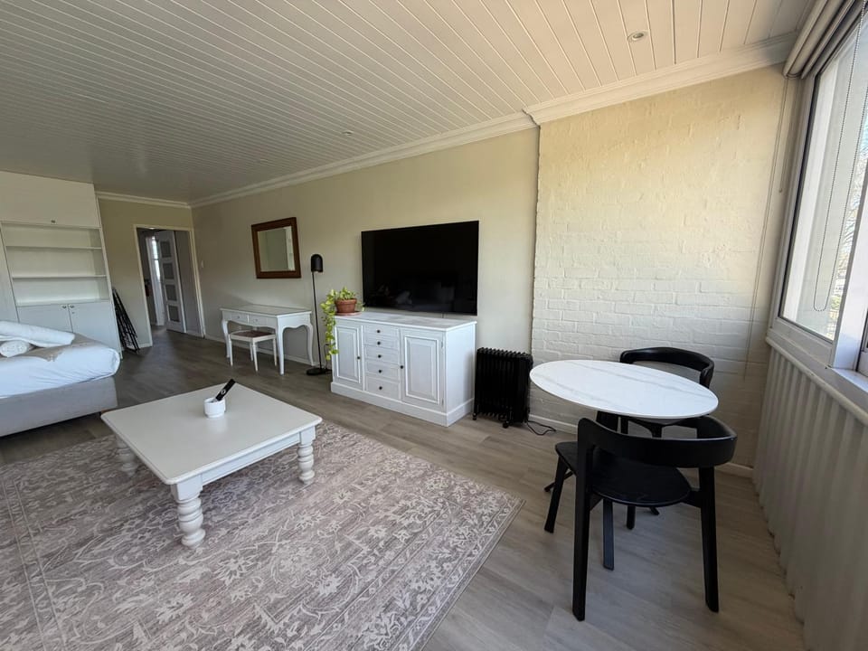 Bed, TV and multimedia, Living room, Photo of the whole room, Evening entertainment, Bedroom