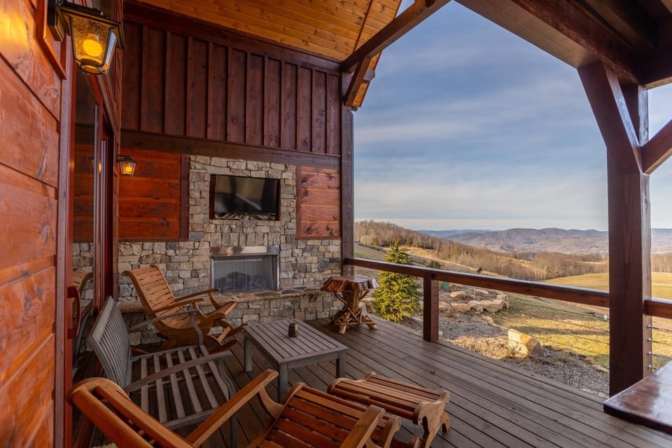 Whitetail Ridge Lodge at Eagles Nest House in Beech Mountain