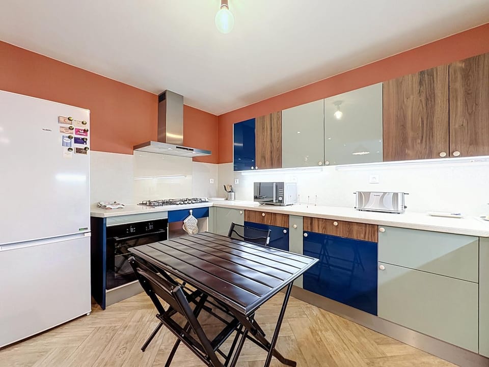 microwave, oven, stove, stove, toaster, toaster, kitchen, kitchen
