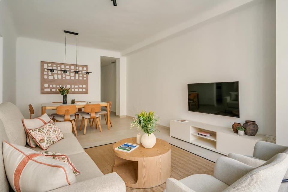 TV and multimedia, Living room, Seating area, Dining area