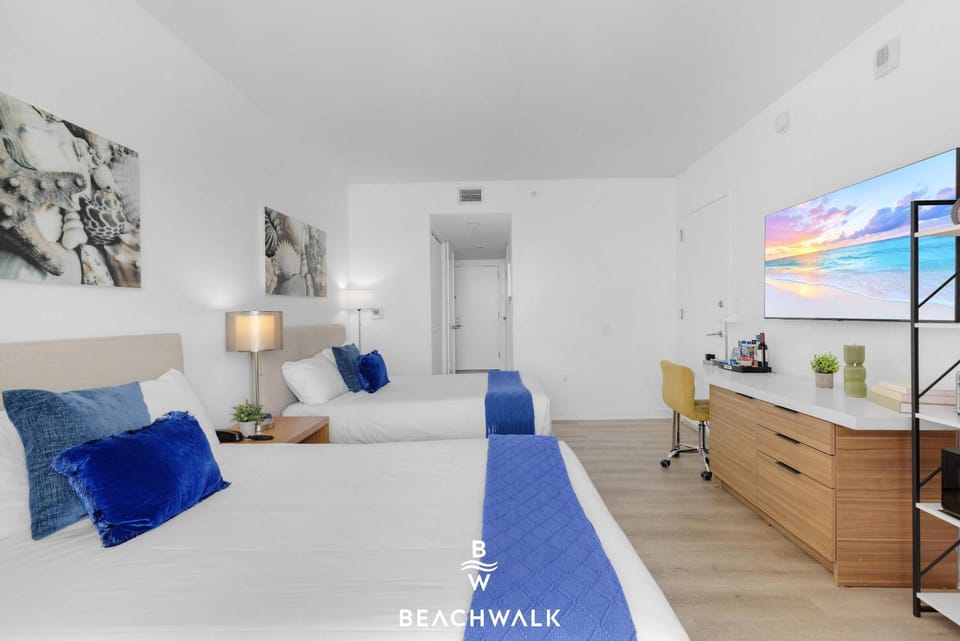 High Floor Studio w Balcony & Shuttle Inn in Hallandale Beach
