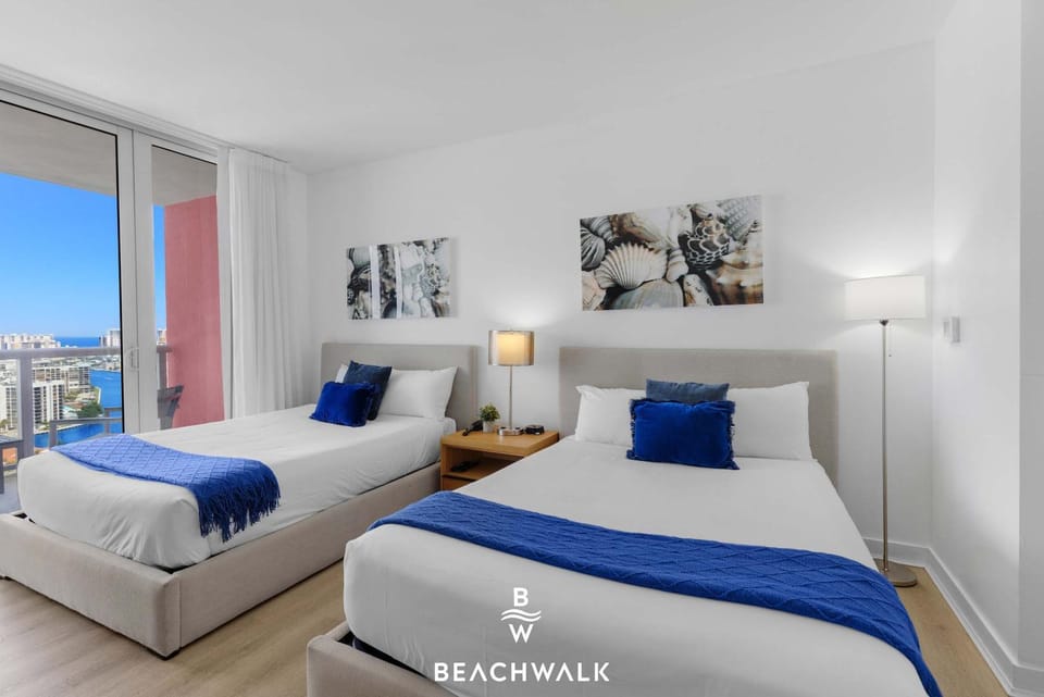 High Floor Studio w Balcony & Shuttle Inn in Hallandale Beach