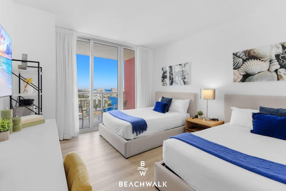 High Floor Studio w Balcony & Shuttle Inn in Hallandale Beach