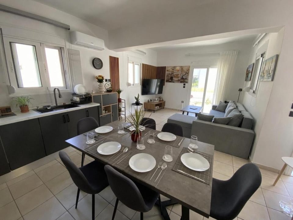 Kitchen or kitchenette, Living room, Dining area