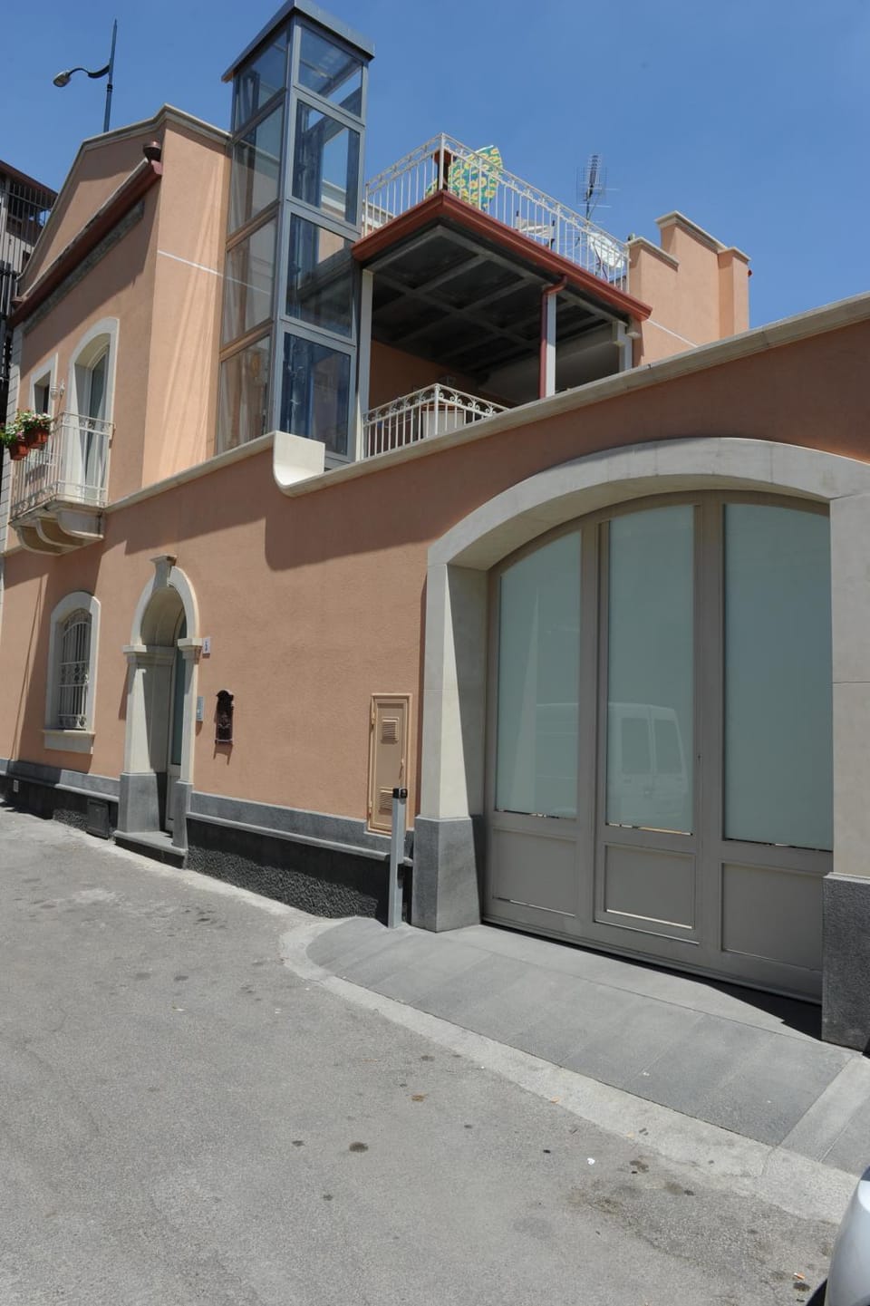 Facade/entrance