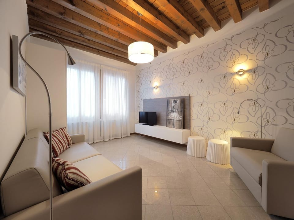 Bed, Living room, Photo of the whole room, Decorative detail, Seating area, On site