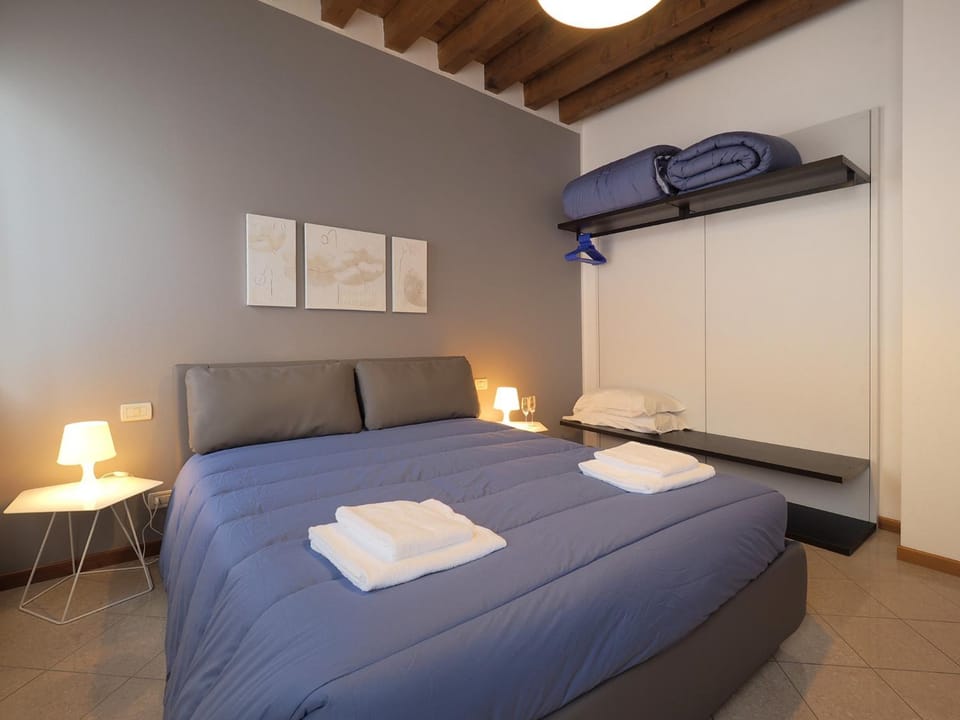 Bed, Photo of the whole room, Decorative detail, Bedroom, On site
