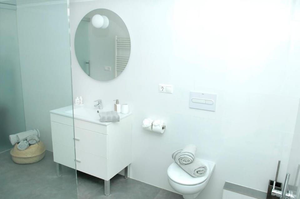 Toilet, Bathroom, towels