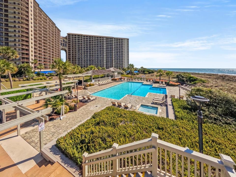 Property building, Day, Pool view, Swimming pool, sunbed