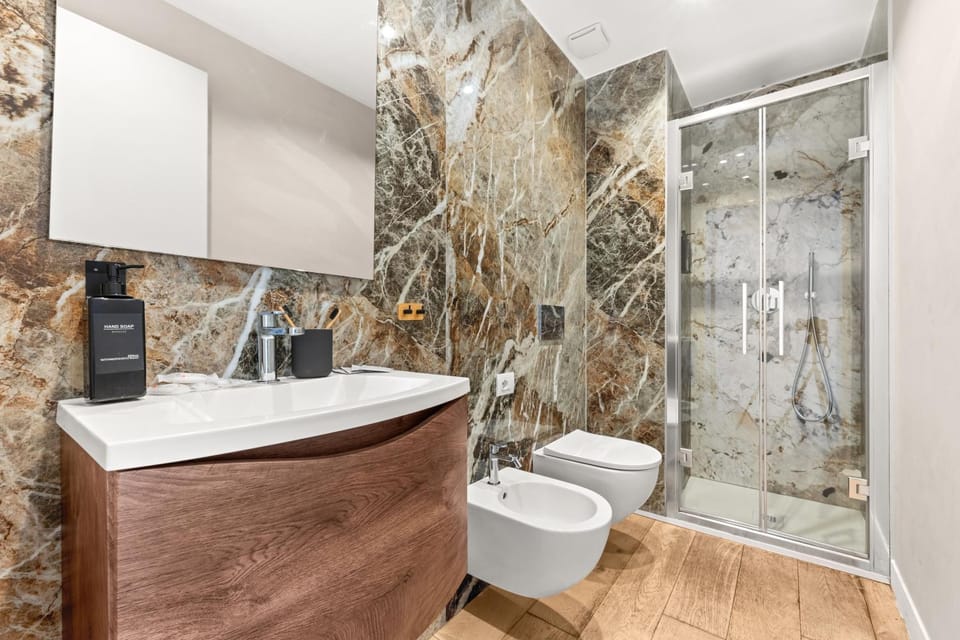 Shower, Spring, Day, Night, Winter, Summer, Bathroom, Autumn, Seasons, Time of day, hair dryier, heating, internet, soundproof, towels