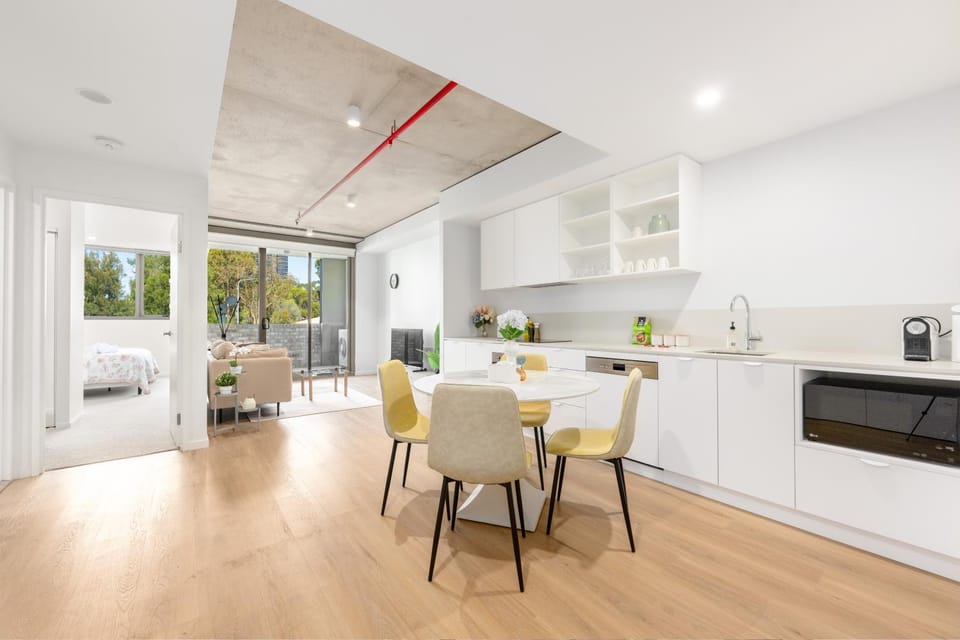 Coffee/tea facilities, Kitchen or kitchenette, Dining area, oven, stove