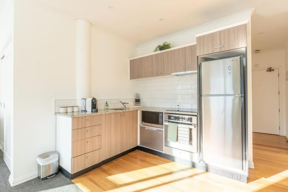 Shed 45 Sunny Balcony Escape Apartment in Auckland