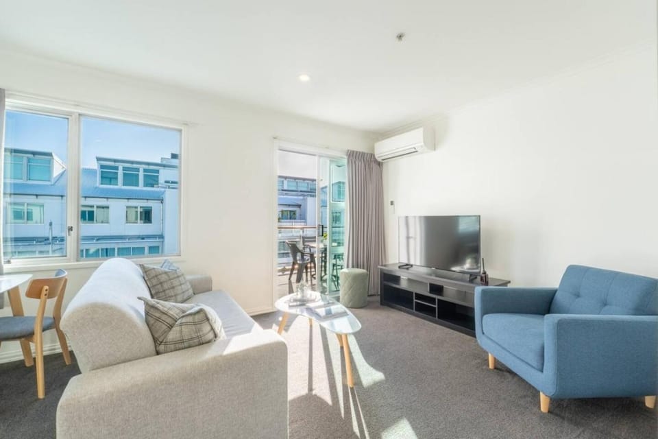 Shed 45 Sunny Balcony Escape Apartment in Auckland