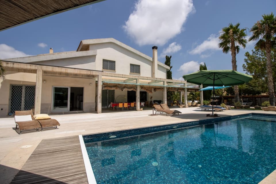 Swimming pool, sunbed