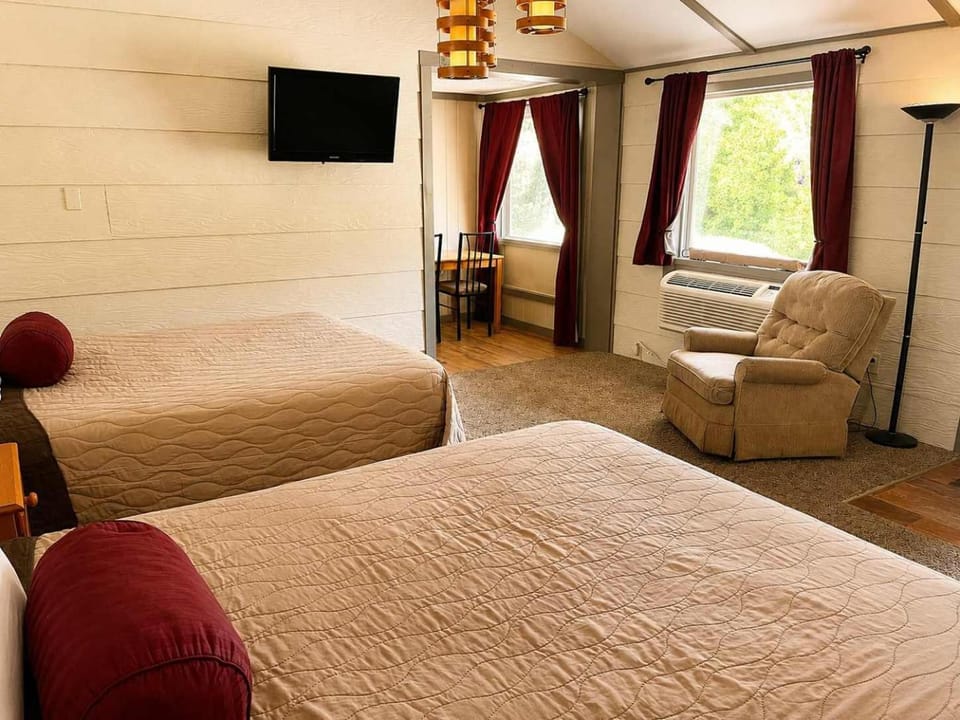 Room 12-2 Queen Suite-Woodland Motor Lodge House in Michigan