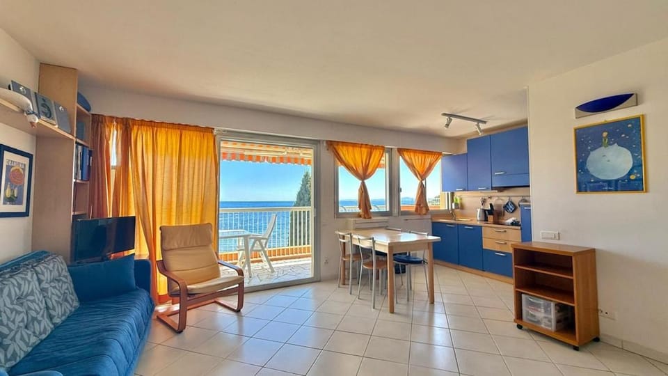 Studio avec une vue panoramique sur la mer, balcon, parking, accès privé à la plage Apartment in Saint-Raphael