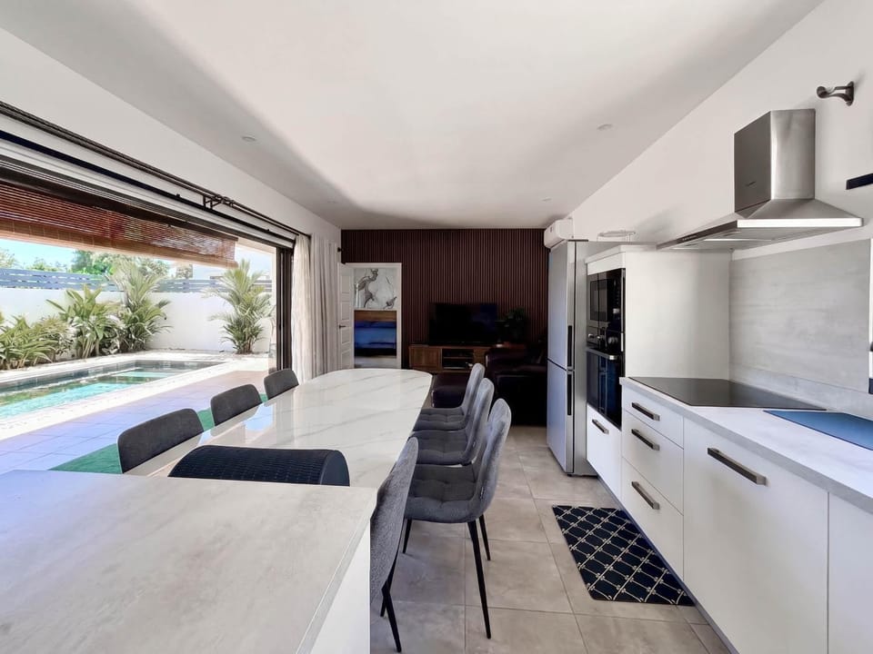 Dining area, oven, stove