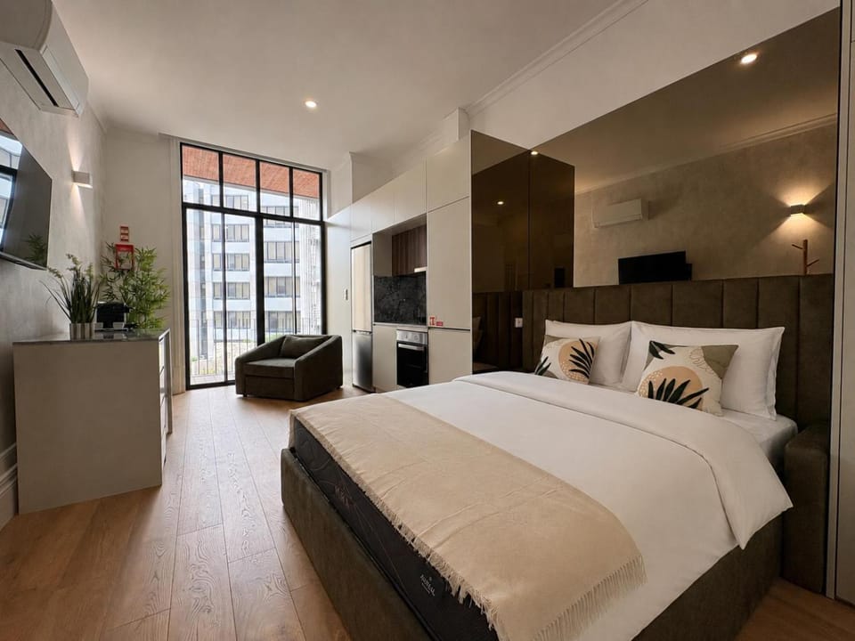 Bed, TV and multimedia, Photo of the whole room, Bedroom