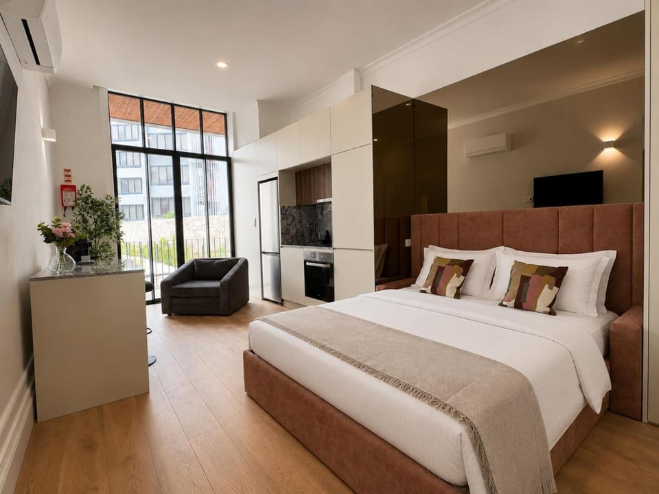 Bed, TV and multimedia, Kitchen or kitchenette, Photo of the whole room, Bedroom, air conditioner