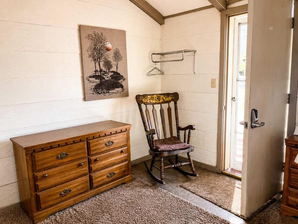 Room 14-2 Queen SuiteWoodland Motor Lodge House in Michigan