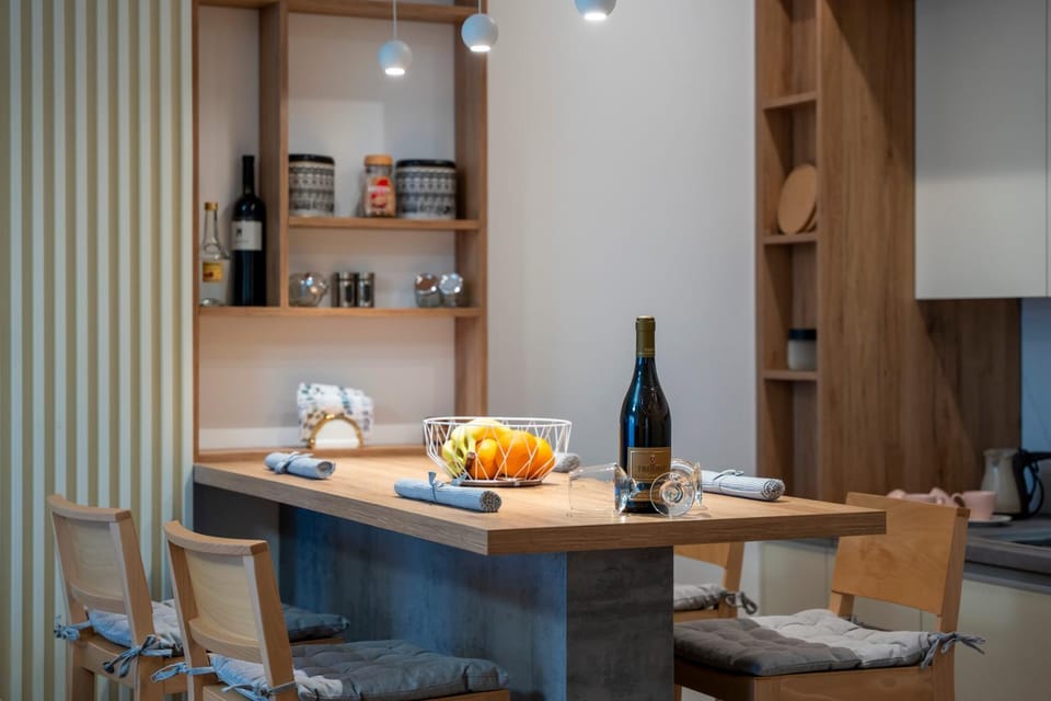 Kitchen or kitchenette, Dining area, oven