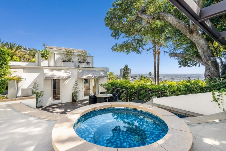 The Bella Villa III - Luxury design, pool, views House in West Hollywood