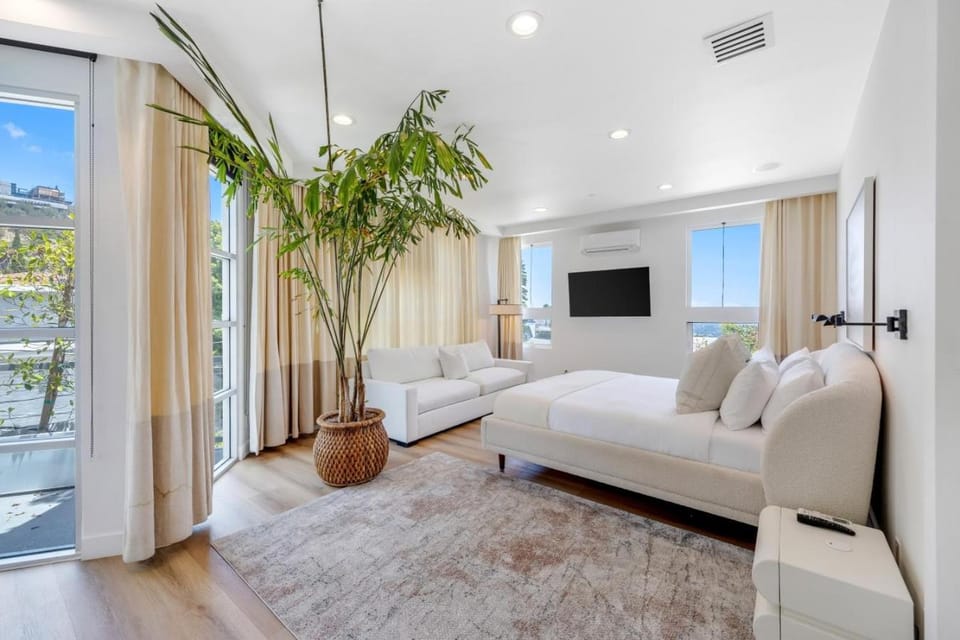 The Bella Villa III - Luxury design, pool, views House in West Hollywood