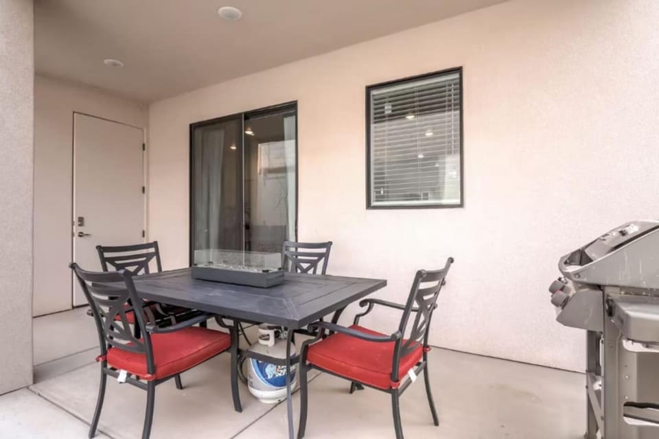 The Lofts 17 Townhome Pool Resort, Poolside and Hot tub House in St George